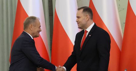 Kiedy robi się poważnie, teatr polityczny kończy się… na chwilę [OPINIA]