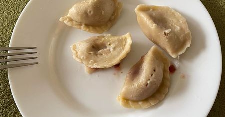 "Tak kończą weganie". Pokazała co jej dali na obiad