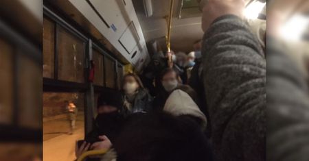 Lublin. Poranny tłok w autobusie linii nr 45. Obostrzenia sanitarne to fikcja?