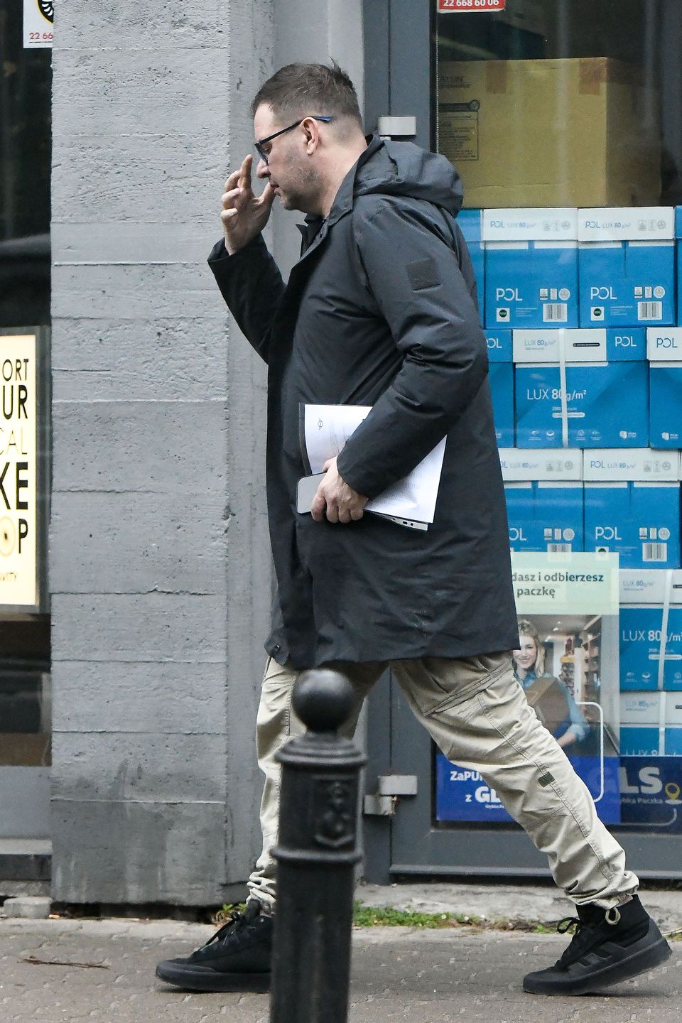 Tomasz Karolak parkuje na zakazie