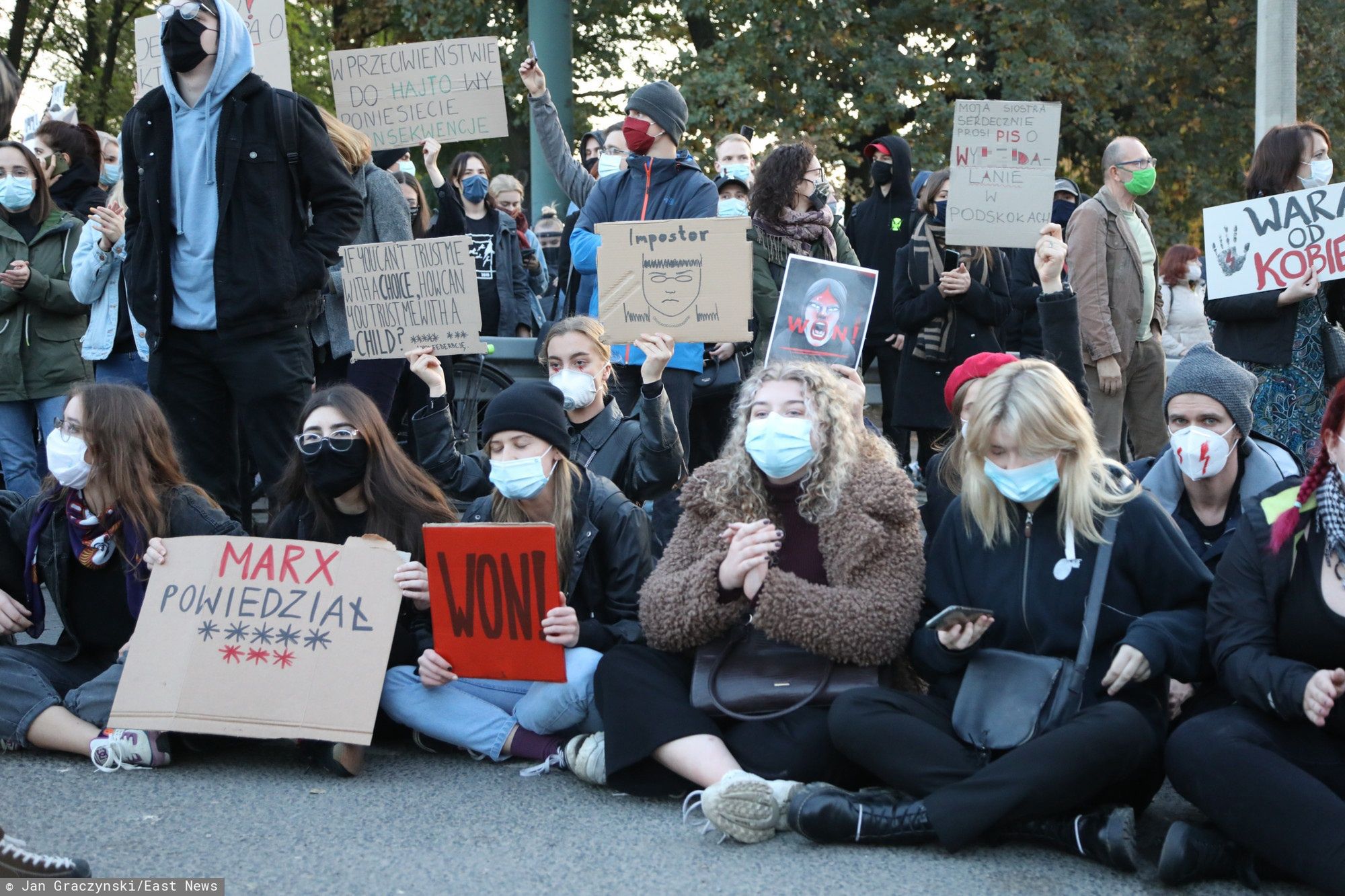 Młodzi ludzie protestują na ulicach Warszawy