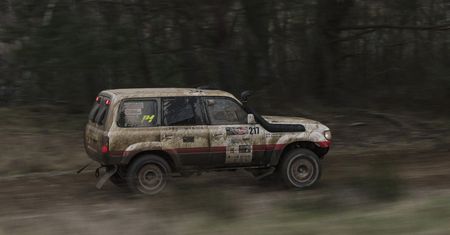 Rajdowa Toyota Land Cruiser HDJ80. Niech jej wygląd was nie zmyli