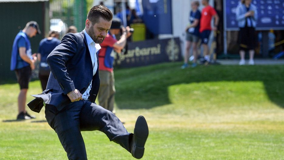 Liga Mistrz�w Amp Futbol
Fot. Artur Barbarowski/East News, Krakow, 20.05.2022. Liga Mistrzow Amp Futbolu. Mecze eliminacyjne rozgrywane w Krakowie na stadionie Garbani.
N/z: minister sportu Kamil Bortniczuk gra w pilke
Artur Barbarowski