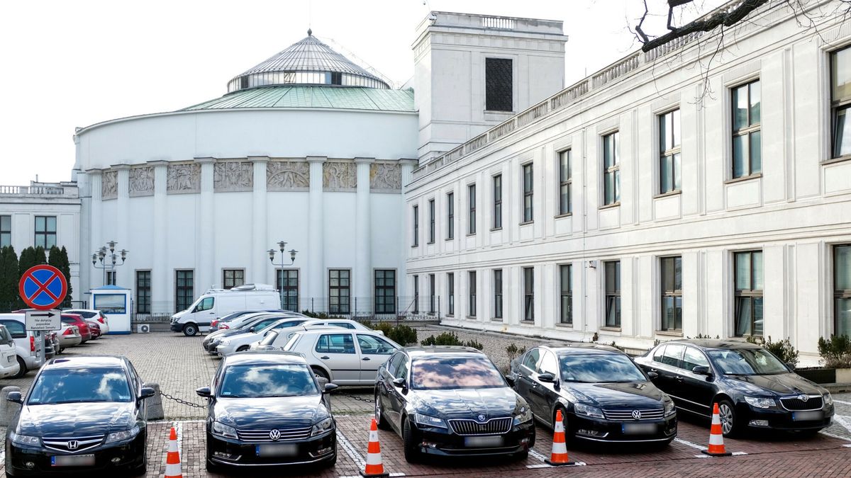 Kancelaria Sejmu RP zamawia 7 samochodów służbowych 