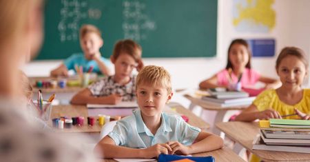 Ubezpieczenie dla dziecka w roku szkolnym 2026/2027. Ile kosztuje i co obejmuje?