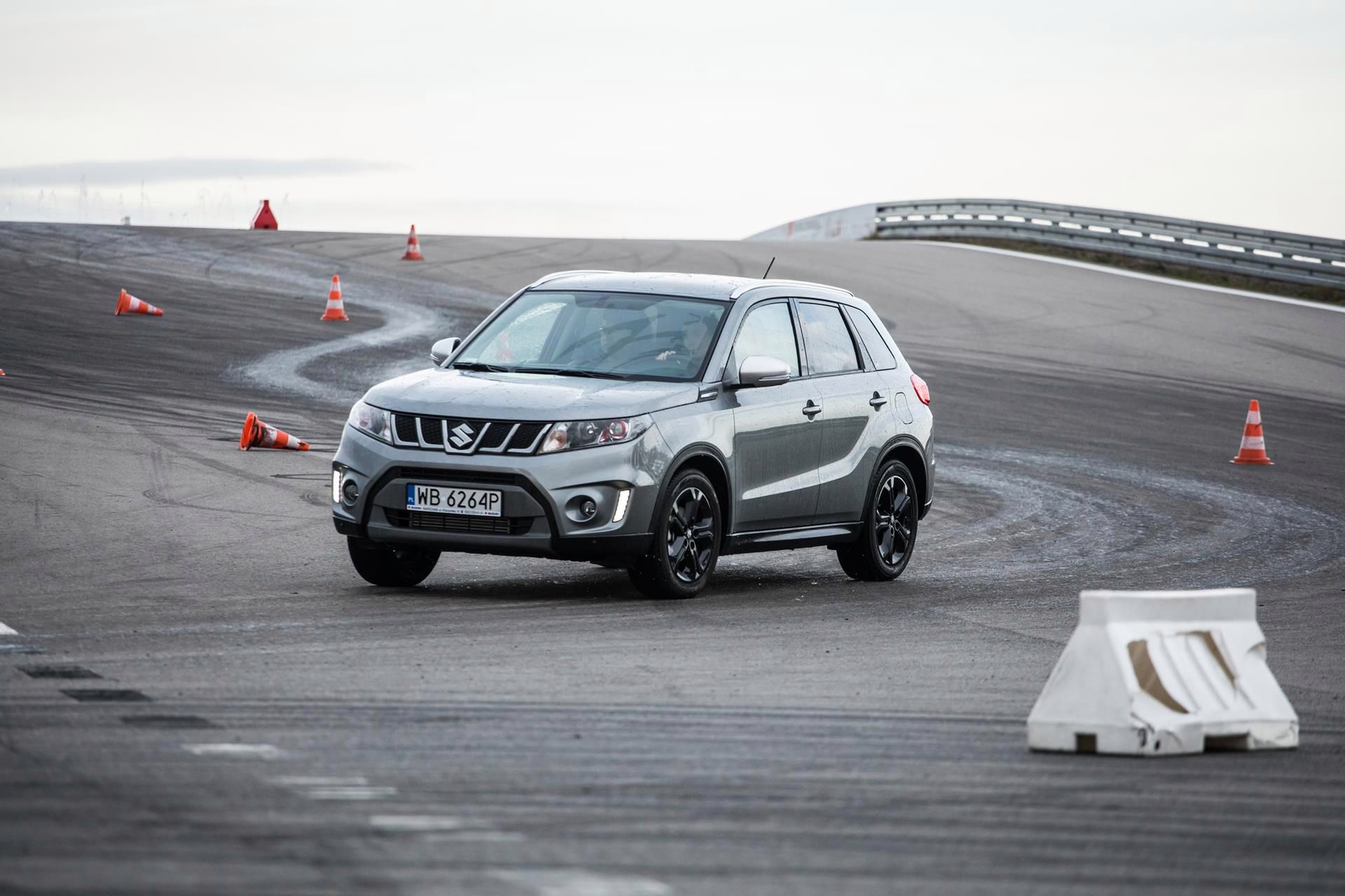 Bardzo przyjemna charakterystyka zawieszenia i duża moc turbodoładowanego silnika czynią Vitarę 1.4 BoosterJet zupełnie innym autem niż Vitara 1.6 VVT.