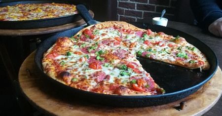 Międzynarodowy Dzień Pizzy. Przepis na pyszną pizzę z patelni