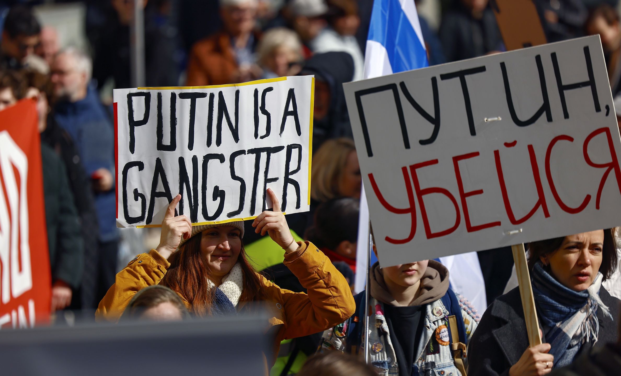 People carry placards as they attend a protest against the Putin regime in front of the Russian embassy in Berlin, Germany, 17 March 2024. Parallel to the presidential election in Russia, people are protesting on the streets with the slogan, 'No more Putin, war, lies, and repression'. EPA/HANNIBAL HANSCHKE Dostawca: PAP/EPA.
