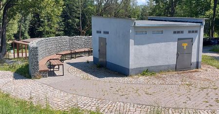 Kuriozalna sytuacja na Dolnym Śląsku. Zobacz gdzie ustawiono ławeczki