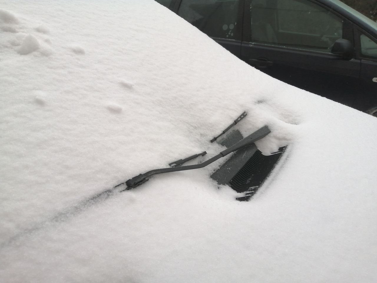 Z daleka wygląda jak zwykły śnieg. Oczyszczenie auta po marznącym deszczu jest jednak znacznie trudniejsze.