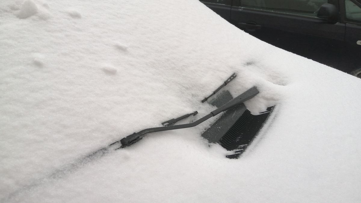 Z daleka wygląda jak zwykły śnieg. Oczyszczenie auta po marznącym deszczu jest jednak znacznie trudniejsze.