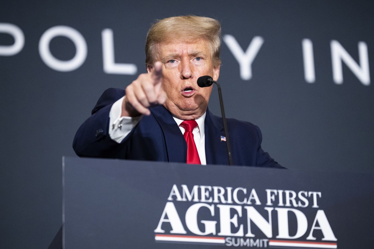 Agenci FBI weszli do domu Donalda Trumpa. Wynieśli pudła z dokumentami