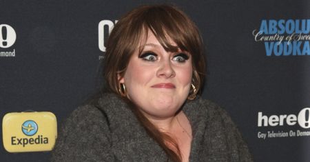 Naturalna Adele BEZ MAKIJAŻU przyłapana przed domem w Beverly Hills! (FOTO)