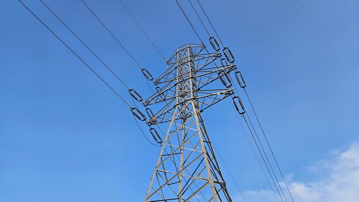 Linia wysokiego napięcia – stalowy słup energetyczny z rozpiętymi przewodami przesyłowymi