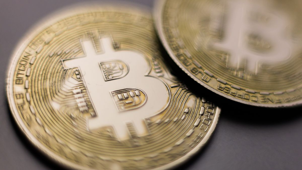 Zjazd bitcoina. Najniższa cena od kwietnia