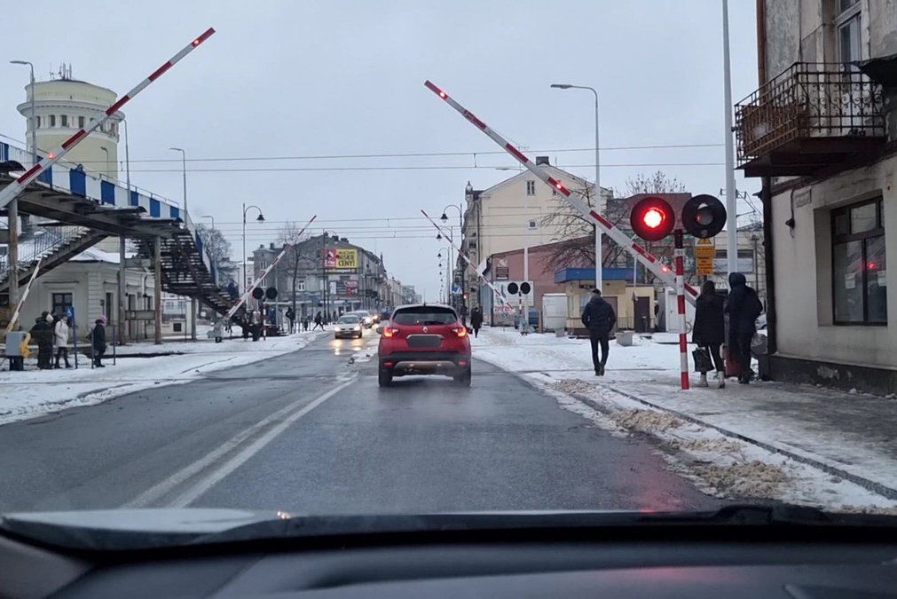 Podnoszące się zapory nie oznaczają, że można wjechać na przejazd. Przekonała się o tym właścicielka auta z Piotrkowa Trybunalskiego. Dostała mandat w wysokości 2 tys. zł