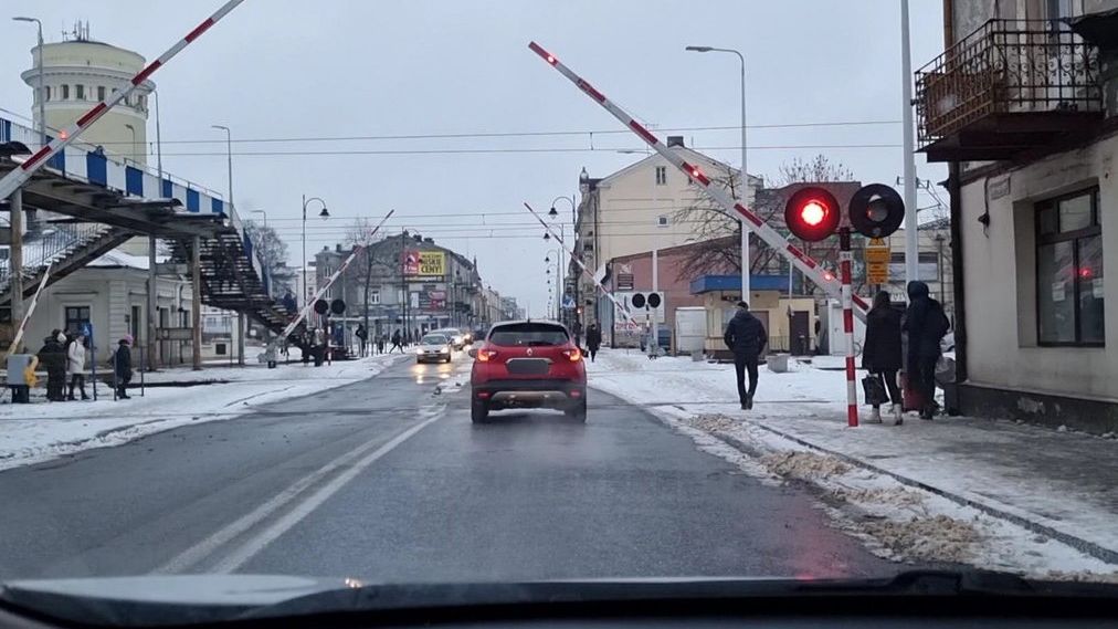 Podnoszące się zapory nie oznaczają, że można wjechać na przejazd. Przekonała się o tym właścicielka auta z Piotrkowa Trybunalskiego. Dostała mandat w wysokości 2 tys. zł
