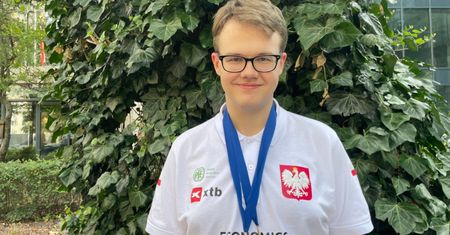 Biją się o 19-latka z Warszawy. Jest wręcz rozchwytywany