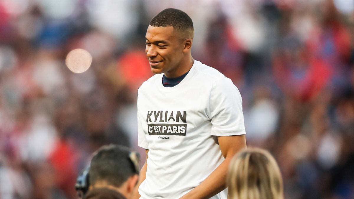 Paris Saint Germain's Kylian Mbappe holds a special jersey to announce the signing of new contract with PSG until 30 June 2025, before the French Ligue 1 soccer match Paris Saint Germain vs FC Metz at the Parc des Princes stadium in Paris, France, 21 May 2022. EPA/Mohammed Badra Dostawca: PAP/EPA.
