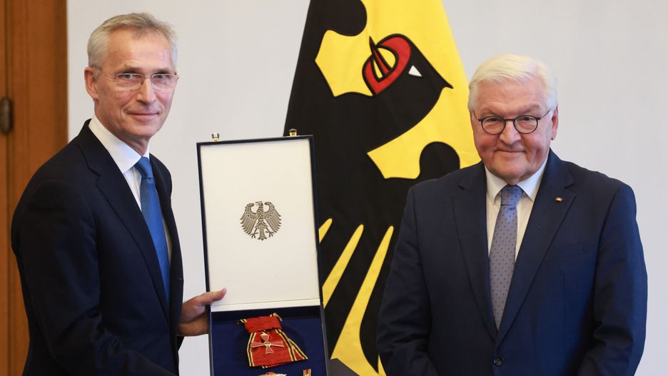 German President Frank-Walter Steinmeier (R) awards the Grand Cross of the Order of Merit of the Federal Republic of Germany to former NATO Secretary General Jens Stoltenberg at Bellevue Palace in Berlin, Germany, 22 October 2024. Jens Stoltenberg was Secretary General of the North Atlantic Treaty Organization (NATO) between 2014 and 2024. The Order of Merit is awarded for political, economic, social and intellectual achievements and all kinds of outstanding services. EPA/CLEMENS BILAN Dostawca: PAP/EPA.