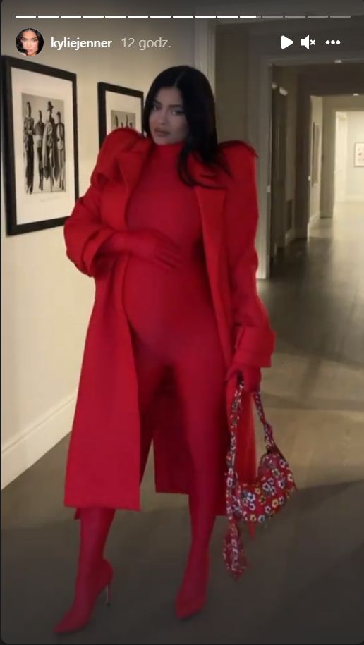 Ciężarna Kylie Jenner w obcisłym kombinezonie od stóp do głów