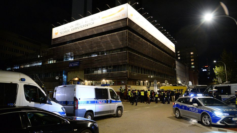 Wiecz�r wyborczy PiS
Fot. Fotokibit/East News, Warszawa, 15.10.2023. Wybory parlamentarne 2023. Wieczor wyborczy Prawa i Sprawiedliwosci w siedzibie partii przy ul. Nowogrodzkiej. N/z policja przed siedziba PiS.
Fotokibit