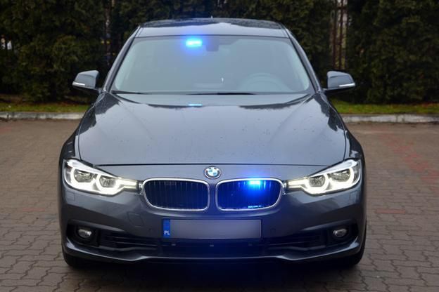 Kolejne nieoznakowane BMW rozbite. Policjantom wyjechał polonez