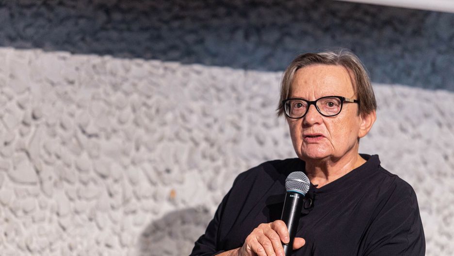 Agnieszka Holland krytykuje polski rząd.