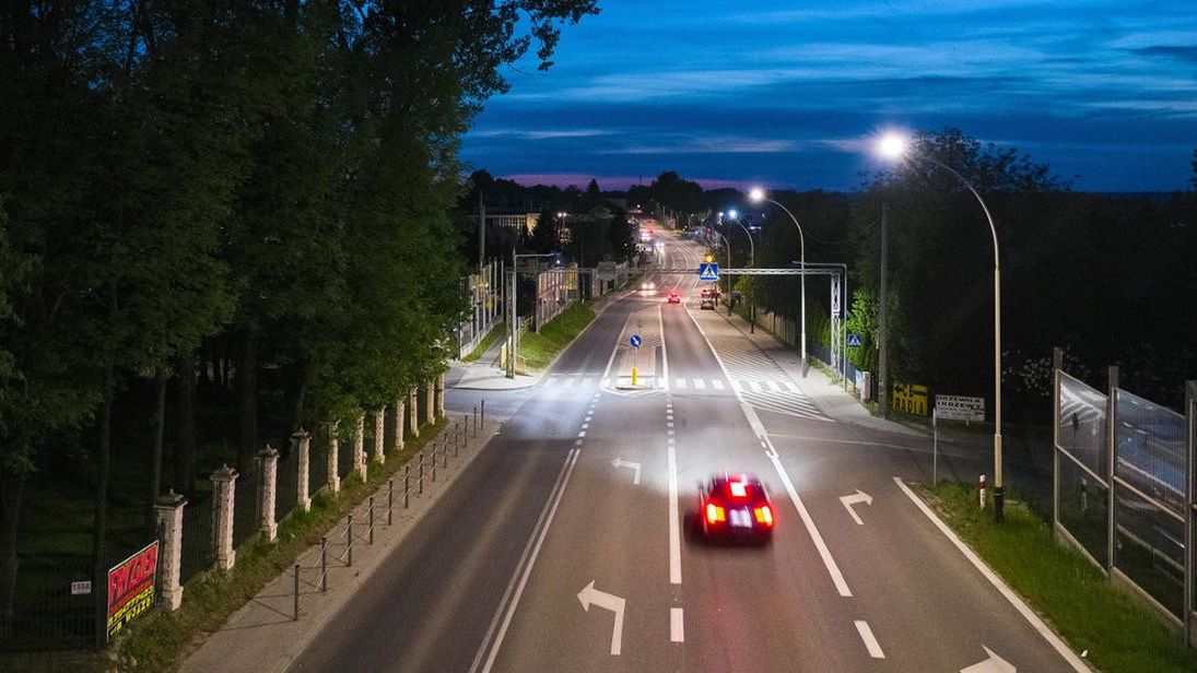 Lampy LED świetnie sprawdzają się na przejściach, zapewniając równomierne doświetlenie
