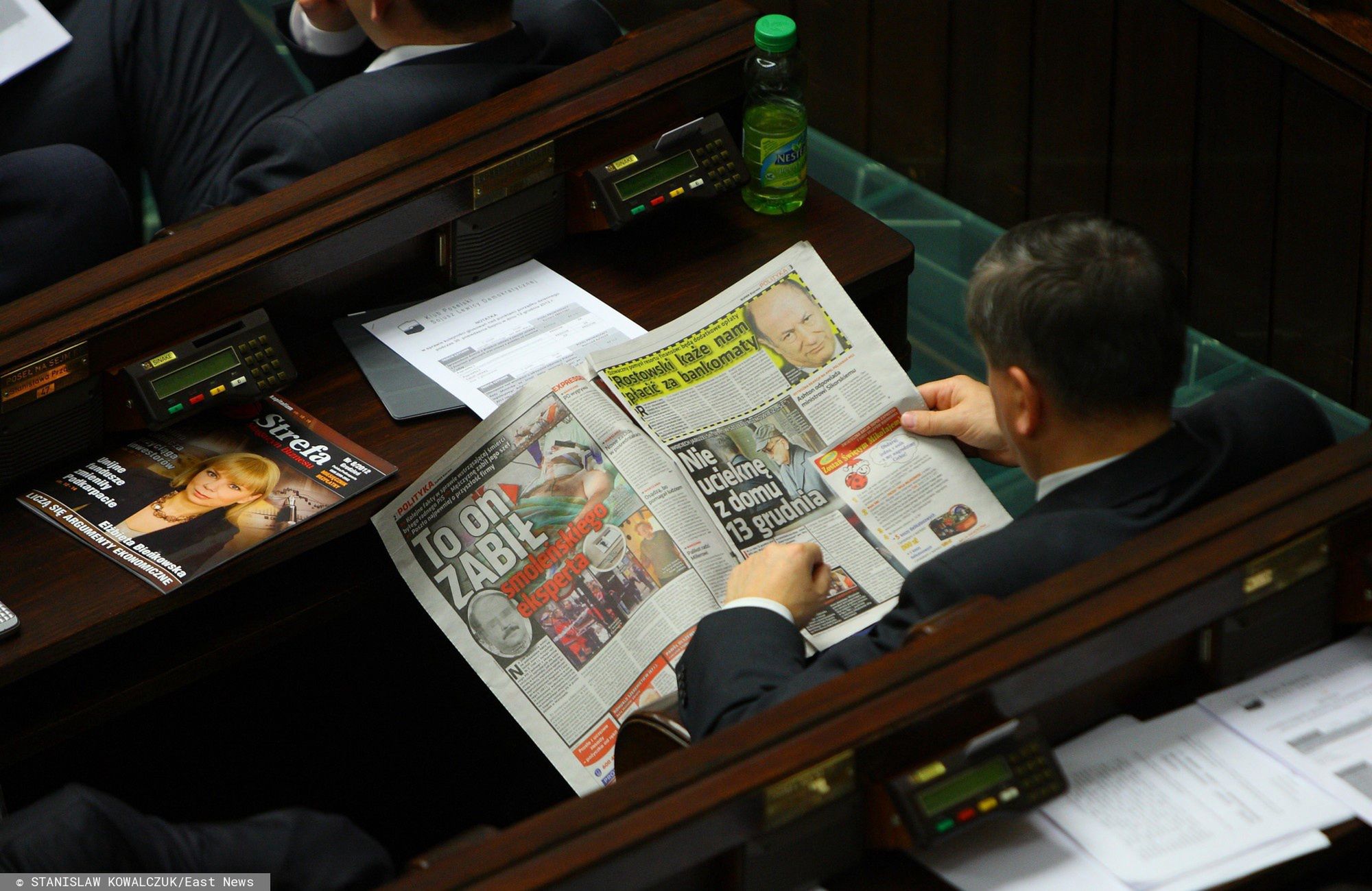 Politycy odchodzą od papierowych wydań gazet, czasami czytają jeszcze w Sejmie