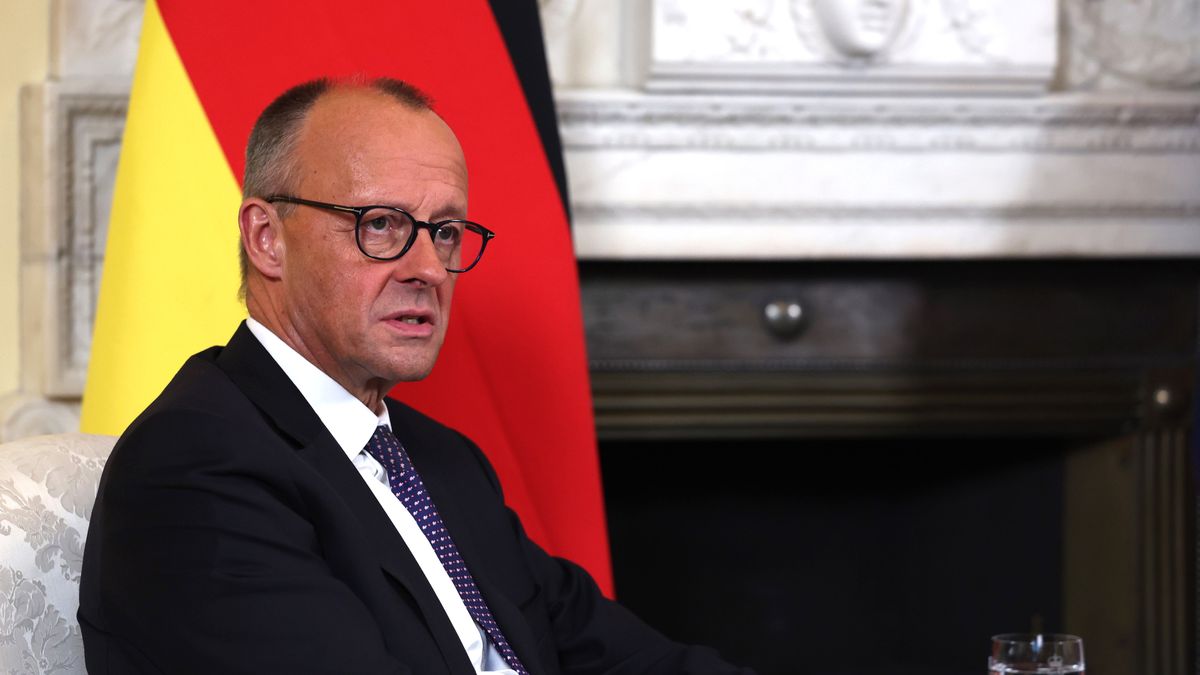 German Chancellor Friedrich Merz sits during a private meeting with British Prime Minister Keir Starmer (not pictured) at Downing Street, in London, Britain, 17 July 2025. The German chancellor is on his first official visit to London since taking office, to sign a landmark treaty that marks a new chapter in the relations between Germany and the UK. EPA/NEIL HALL / POOL Dostawca: PAP/EPA.