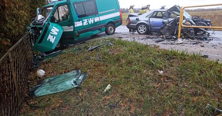Pojazd Żandarmerii Wojskowej roztrzaskany. Groźny wypadek pod Piszem