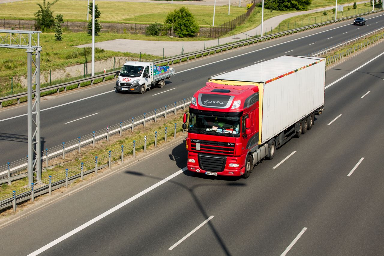 autostrada ciężarówka transport droga samochody droga ekspresowa 