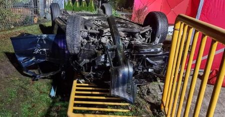 Śmiertelny wypadek. Volkswagen roztrzaskał się o barierki i dachował. Pasażer nie żyje, 22-letni kierowca walczy o życie