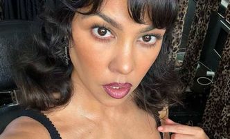 46-letnia Kourtney Kardashian zamieściła zdjęcia, jak w skąpej bieliźnie KARMI SYNA piersią