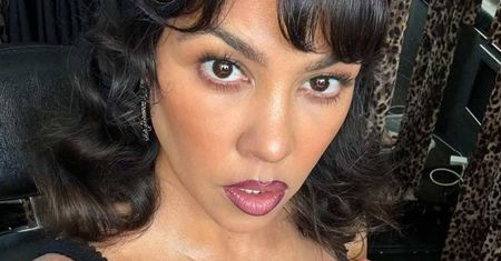 46-letnia Kourtney Kardashian zamieściła zdjęcia, jak w skąpej bieliźnie KARMI SYNA piersią