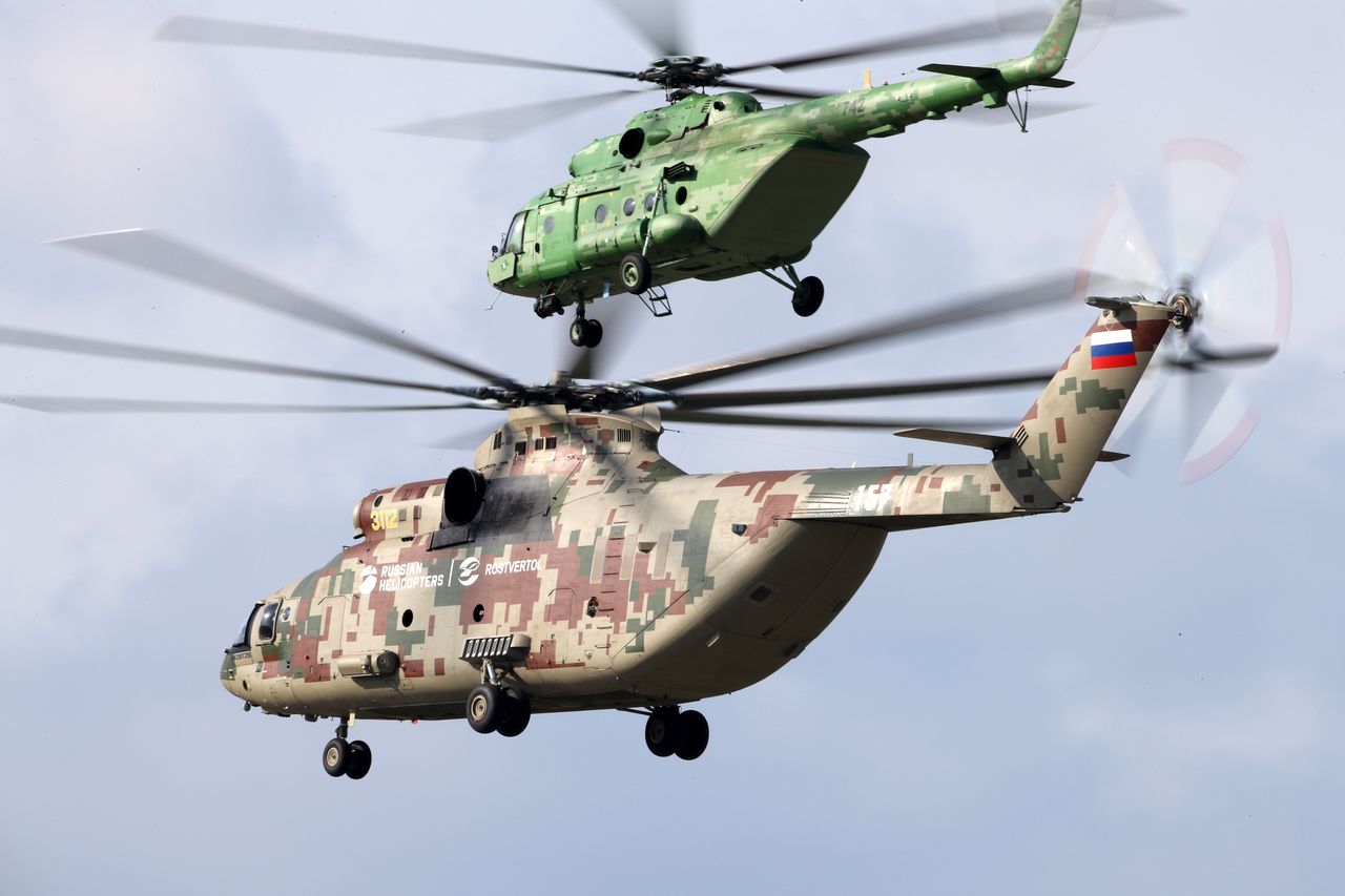 Talibowie przejęli sprzęt Amerykanów. W tym ponad 100 helikopterów - Mi-17 (Photo by Marina Lystseva\TASS via Getty Images)