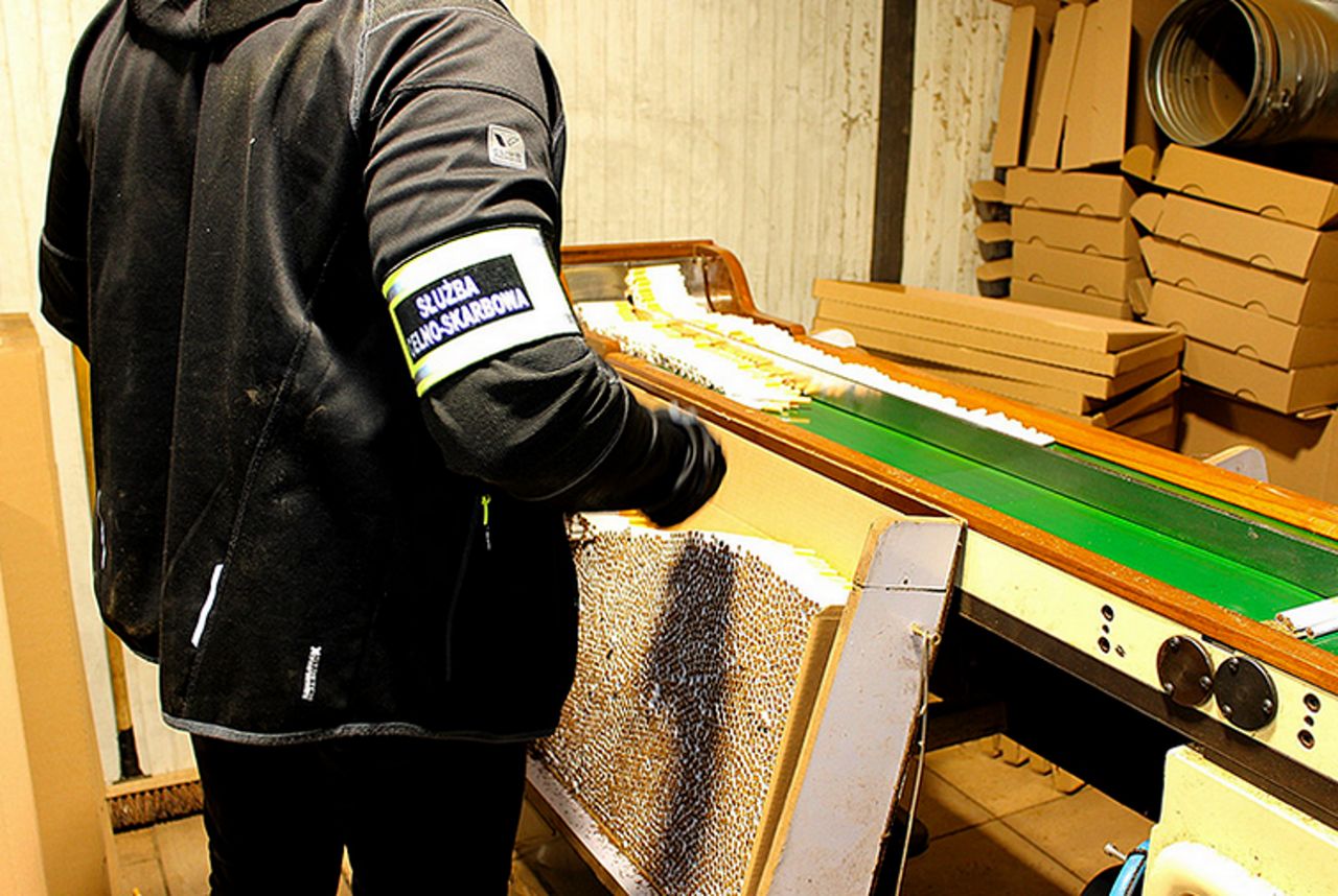 Odkrycie SG i KAS w Ostródzie. Pracownicy uciekli i ukryli się w budynku