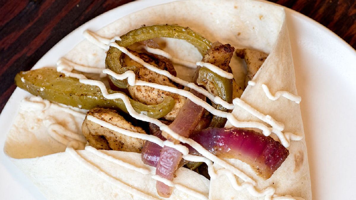 Fajita z kurczakiem, papryką i cebulą.