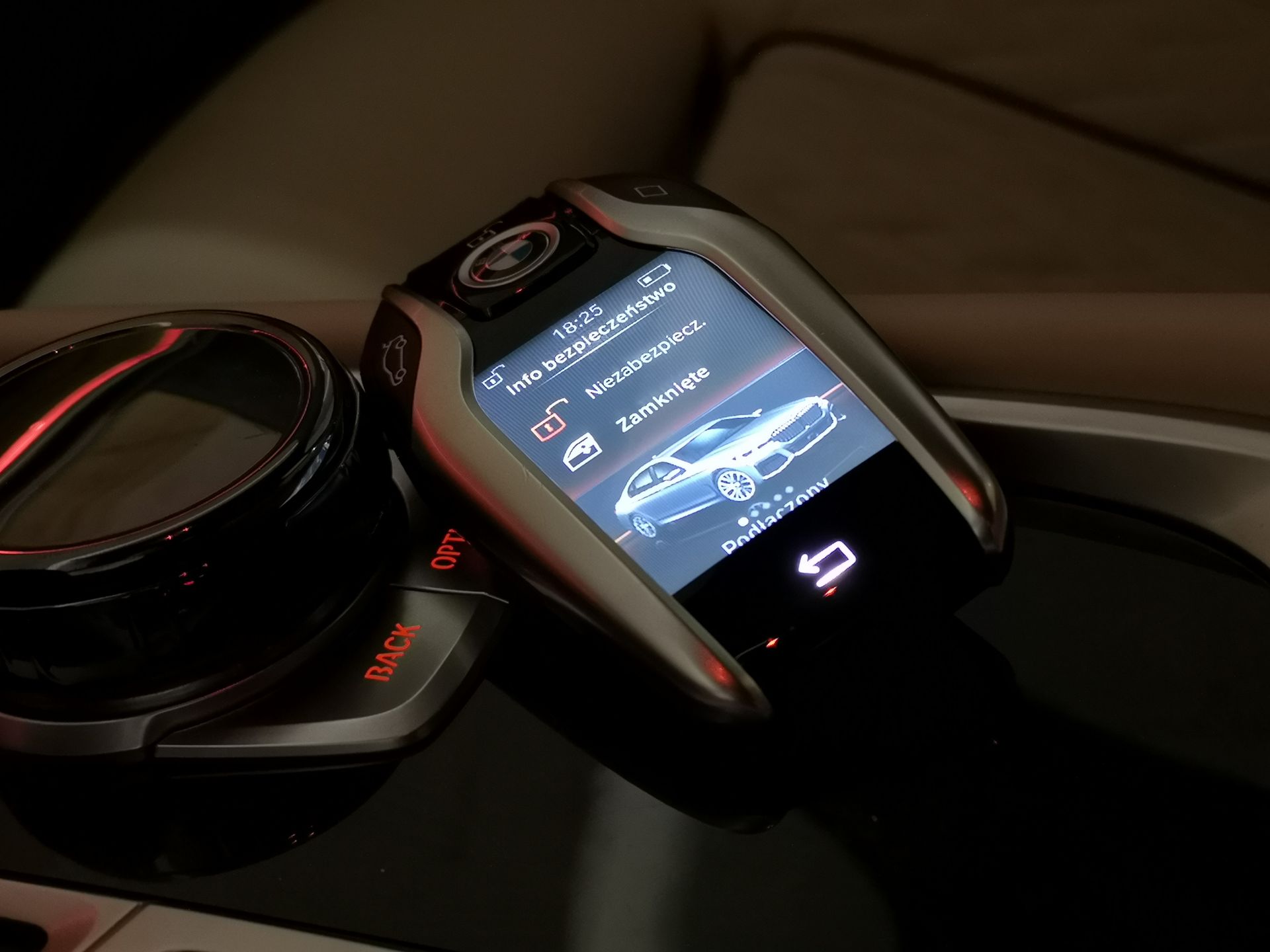 BMW 750i xDrive: Systemy wsparcia kierowcy, Night Vision, zdalne sterowanie i audio Bowers & Wilkins 35