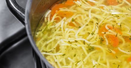 Domowy makaron do rosołu bez maszynki. Sprężysta krajanka będzie gotowa w 20 minut