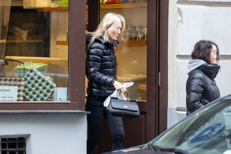 Magdalena Ogórek z córką na mieście