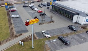 Wystawiają mandaty za parkowanie pod sklepem. Jak rozpoznać oszustów?