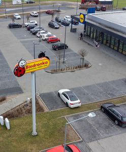 Wystawiają mandaty za parkowanie pod sklepem. Jak rozpoznać oszustów?