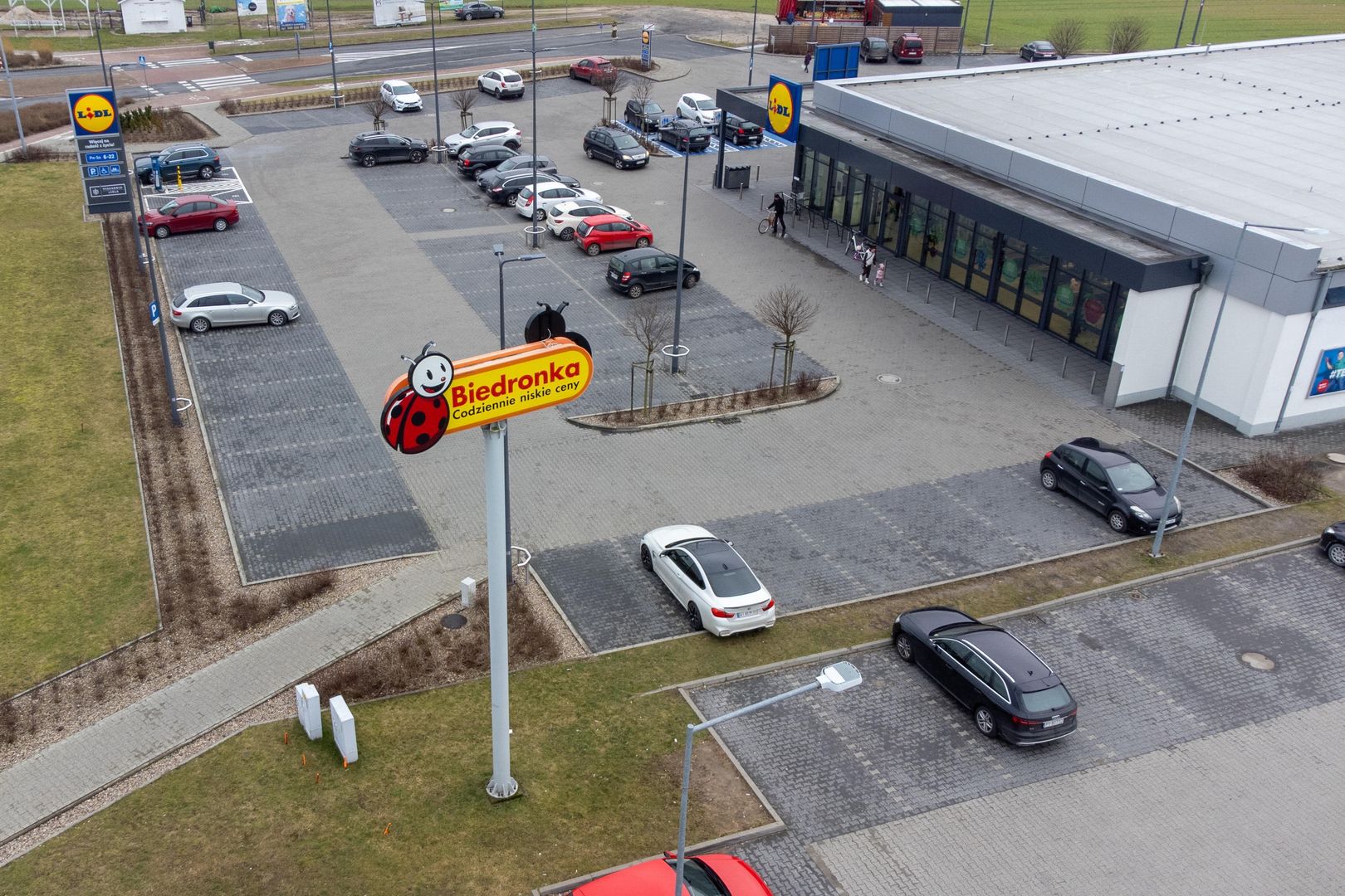 Biedronka i Lidl
Zalasewo, 15.02.2024. Dyskonty Lidl i Biedronka obok siebie przy ul. Planetarnej w Zalasewie, 15 bm.
(jk/awol) PAP/Jakub Kaczmarczyk
Jakub Kaczmarczyk
Biedronka, ceny, dyskont, konkurencja, Lidl, sklep, wojna cenowa, Zalasewo, logo, znak firmowy, handel, konkurencyjne ceny, parking, rywalizacja, pawilon handlowy