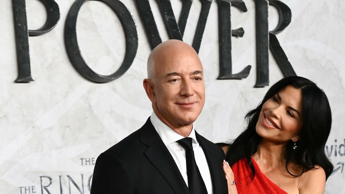 Jeff Bezos jest zdania, że ludzie na starość żałują raczej rzeczy, których nie zrobili, niż tych, które zrobić próbowali, ale im się nie udało. Na zdjęciu: Bezos i jego partnerka Lauren Sanchez na premierze serialu "The Lord of the Rings: The Rings of Power" w Londynie