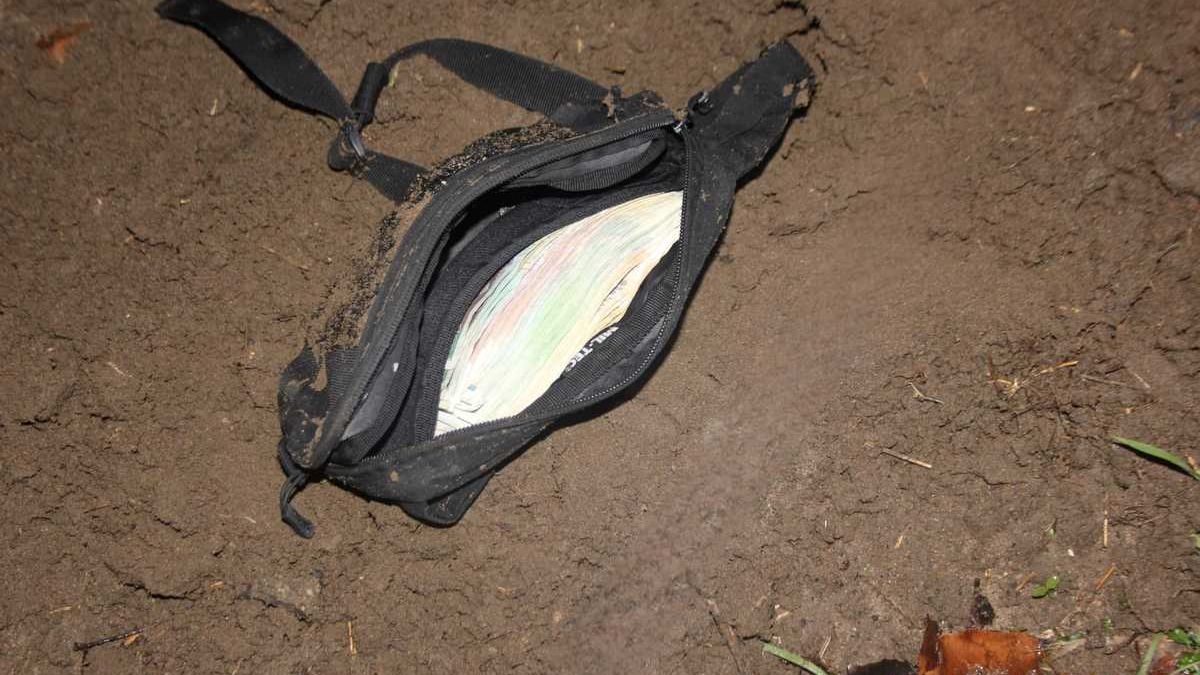 22-latek zakopał saszetkę z pieniędzmi