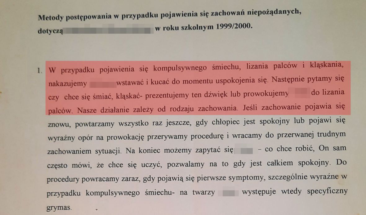 Jednego z chłopców w ramach działań terapeutycznych prowokowano do lizania palców