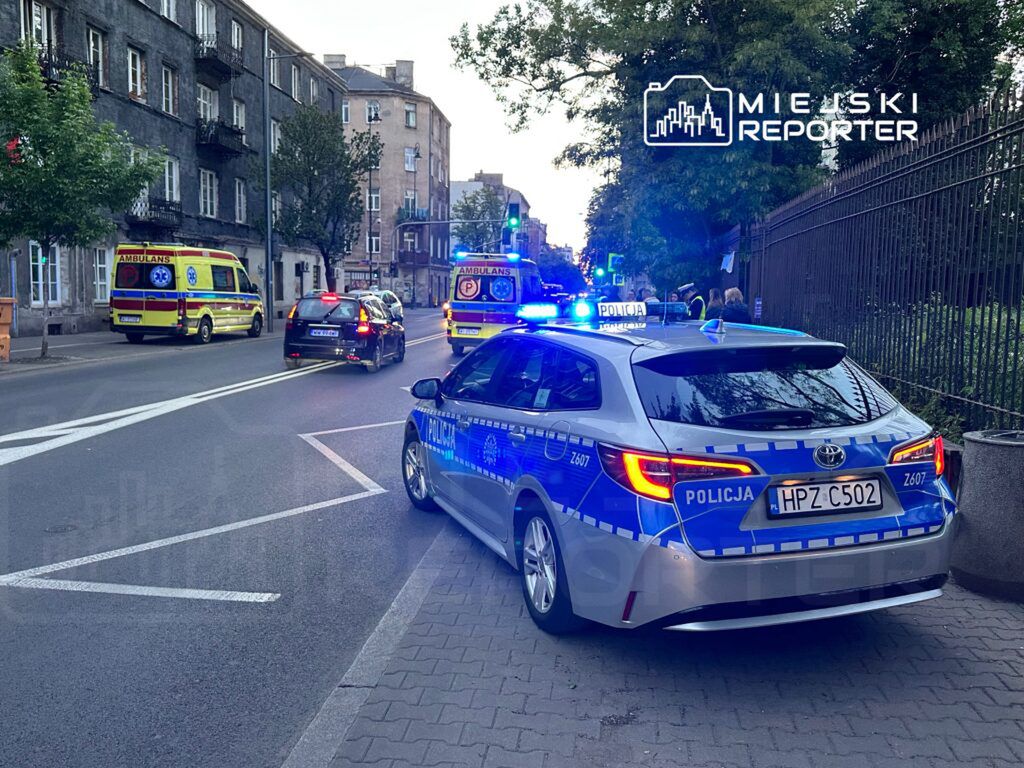 Fot. Miejski Reporter. Kierujący lexusem wjechał w latarnię