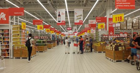 Rosjanie rzucili się wydawać pieniądze. Boją się tąpnięcia wartości rubla